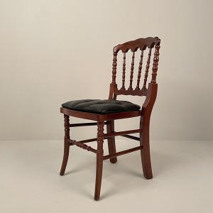 나폴레옹 원목 체어 - 실용적인 디자인과 튼튼한 구조를 가진 체어